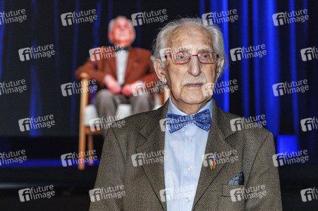 Leon Weintraub besucht die Ausstellung HOLO-VOICES in Essen