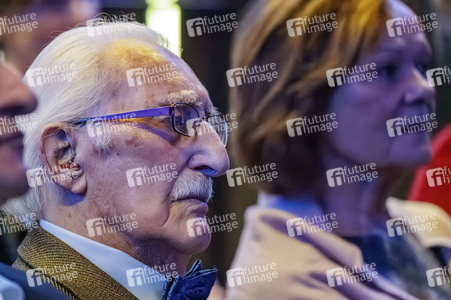 Leon Weintraub besucht die Ausstellung HOLO-VOICES in Essen