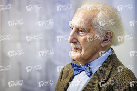 Leon Weintraub besucht die Ausstellung HOLO-VOICES in Essen