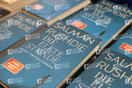 Ulrich Noethen und Salman Rushdie auf der lit.Cologne 2026