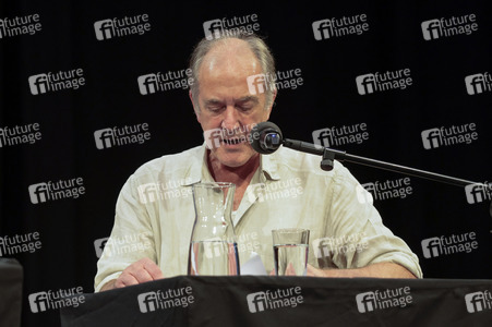 Ulrich Noethen und Salman Rushdie auf der lit.Cologne 2026
