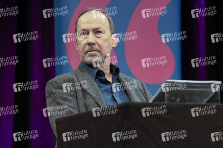 Ulrich Noethen und Salman Rushdie auf der lit.Cologne 2026