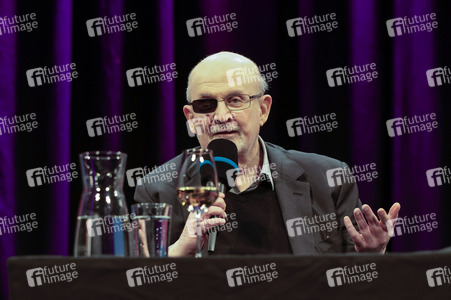 Ulrich Noethen und Salman Rushdie auf der lit.Cologne 2026