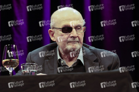 Ulrich Noethen und Salman Rushdie auf der lit.Cologne 2026