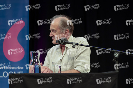 Ulrich Noethen und Salman Rushdie auf der lit.Cologne 2026