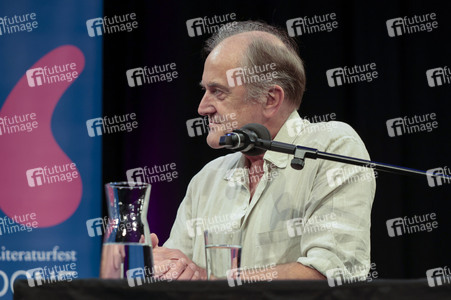 Ulrich Noethen und Salman Rushdie auf der lit.Cologne 2026