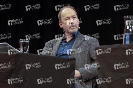 Ulrich Noethen und Salman Rushdie auf der lit.Cologne 2026
