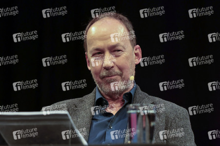 Ulrich Noethen und Salman Rushdie auf der lit.Cologne 2026
