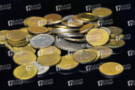 Symbolfoto D-Mark- und Pfennig Münzen