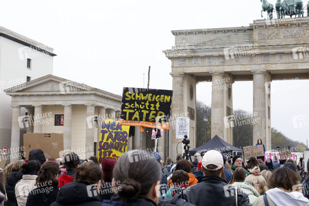 Kundgebung 'Es reicht! Sexualisierte Gewalt stoppen' in Berlin