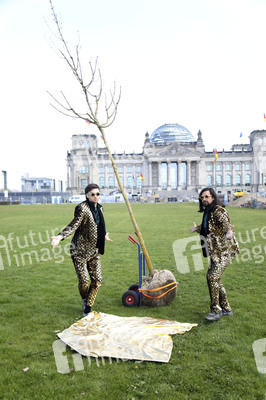 Baumpflanzaktion mit Carsten Schneider in Berlin