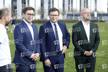 Baumpflanzaktion mit Carsten Schneider in Berlin