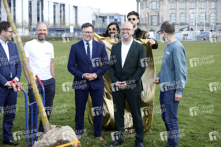 Baumpflanzaktion mit Carsten Schneider in Berlin