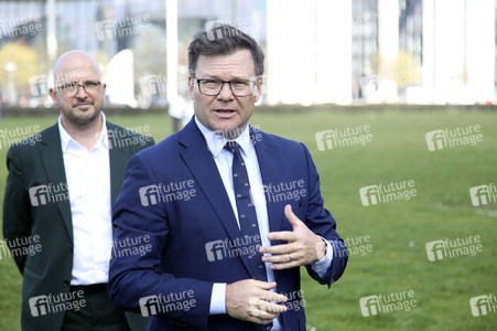 Baumpflanzaktion mit Carsten Schneider in Berlin