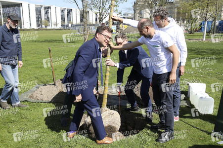 Baumpflanzaktion mit Carsten Schneider in Berlin