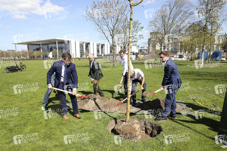 Baumpflanzaktion mit Carsten Schneider in Berlin