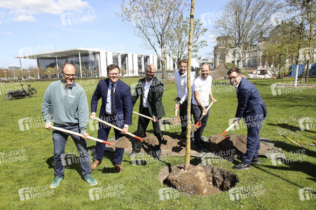 Baumpflanzaktion mit Carsten Schneider in Berlin
