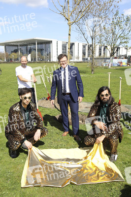 Baumpflanzaktion mit Carsten Schneider in Berlin
