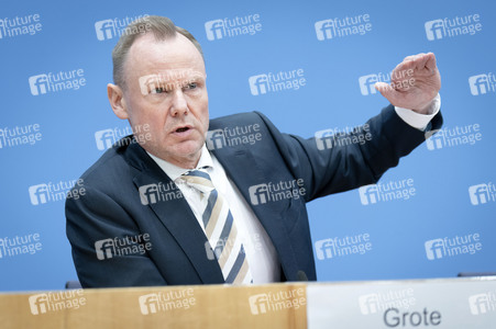 Bundespressekonferenz 'Vorstellung der Polizeilichen Kriminalstatistik 2025' in Berlin