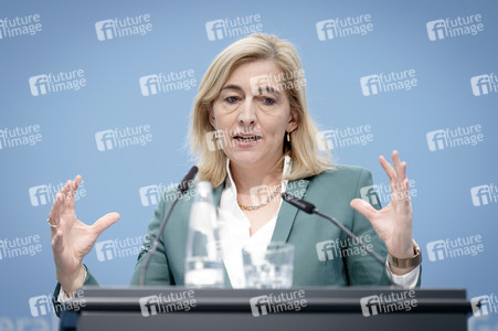 Pressekonferenz mit Nina Warken in Berlin