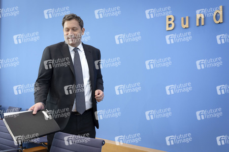 Bundespressekonferenz 'Regierungsentwurf zu den Haushaltseckwerten 2027 und dem Finanzplan 2028-2030' in Berlin