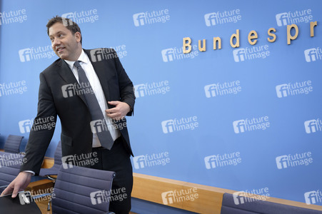 Bundespressekonferenz 'Regierungsentwurf zu den Haushaltseckwerten 2027 und dem Finanzplan 2028-2030' in Berlin