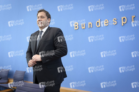 Bundespressekonferenz 'Regierungsentwurf zu den Haushaltseckwerten 2027 und dem Finanzplan 2028-2030' in Berlin
