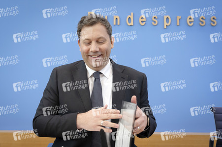 Bundespressekonferenz 'Regierungsentwurf zu den Haushaltseckwerten 2027 und dem Finanzplan 2028-2030' in Berlin