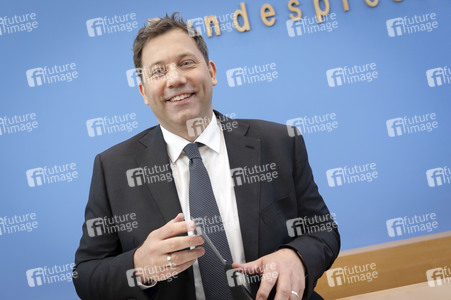 Bundespressekonferenz 'Regierungsentwurf zu den Haushaltseckwerten 2027 und dem Finanzplan 2028-2030' in Berlin