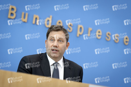 Bundespressekonferenz 'Regierungsentwurf zu den Haushaltseckwerten 2027 und dem Finanzplan 2028-2030' in Berlin