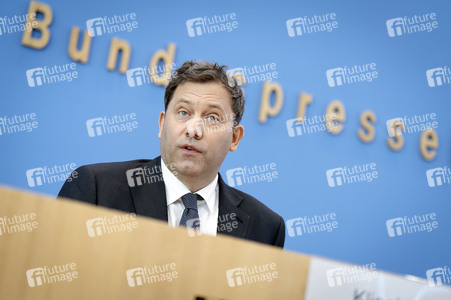 Bundespressekonferenz 'Regierungsentwurf zu den Haushaltseckwerten 2027 und dem Finanzplan 2028-2030' in Berlin