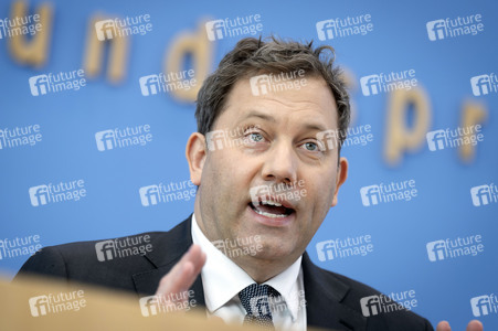 Bundespressekonferenz 'Regierungsentwurf zu den Haushaltseckwerten 2027 und dem Finanzplan 2028-2030' in Berlin