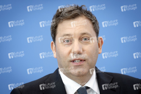 Bundespressekonferenz 'Regierungsentwurf zu den Haushaltseckwerten 2027 und dem Finanzplan 2028-2030' in Berlin