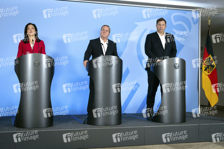 Pressestatement von Boris Pistorius, Lars Klingbeil und Katherina Reiche in Berlin