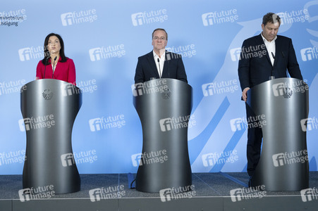 Pressestatement von Boris Pistorius, Lars Klingbeil und Katherina Reiche in Berlin