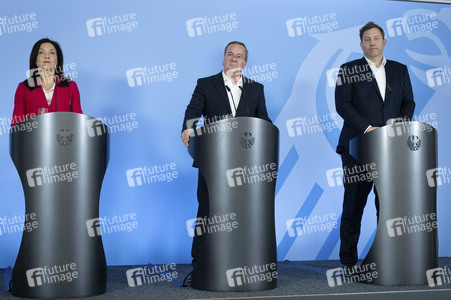Pressestatement von Boris Pistorius, Lars Klingbeil und Katherina Reiche in Berlin