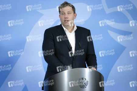Pressestatement von Boris Pistorius, Lars Klingbeil und Katherina Reiche in Berlin