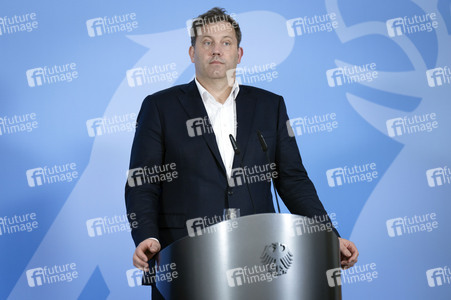 Pressestatement von Boris Pistorius, Lars Klingbeil und Katherina Reiche in Berlin