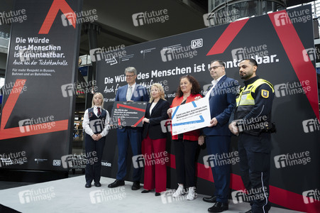 Vorstellung der Kampagne 'Die Würde des Menschen ist unantastbar - Auch für alle in Uniform' in Berlin