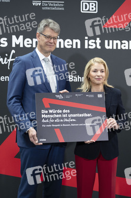Vorstellung der Kampagne 'Die Würde des Menschen ist unantastbar - Auch für alle in Uniform' in Berlin
