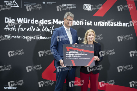 Vorstellung der Kampagne 'Die Würde des Menschen ist unantastbar - Auch für alle in Uniform' in Berlin