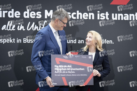 Vorstellung der Kampagne 'Die Würde des Menschen ist unantastbar - Auch für alle in Uniform' in Berlin