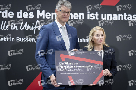 Vorstellung der Kampagne 'Die Würde des Menschen ist unantastbar - Auch für alle in Uniform' in Berlin