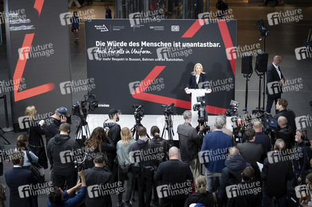 Vorstellung der Kampagne 'Die Würde des Menschen ist unantastbar - Auch für alle in Uniform' in Berlin