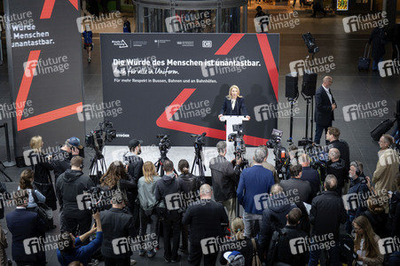 Vorstellung der Kampagne 'Die Würde des Menschen ist unantastbar - Auch für alle in Uniform' in Berlin