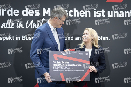 Vorstellung der Kampagne 'Die Würde des Menschen ist unantastbar - Auch für alle in Uniform' in Berlin