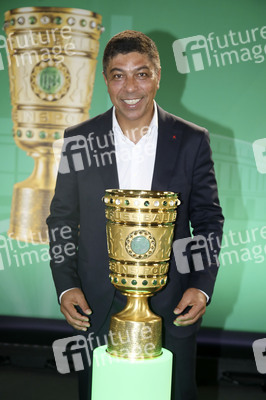 Cup Handover in Berlin
