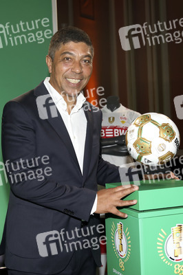 Cup Handover in Berlin