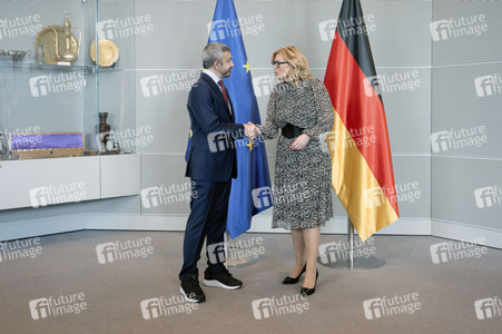 Bundestagspräsidentin Julia Klöckner empfängt den Außenminister der VAE in Berlin