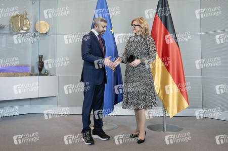 Bundestagspräsidentin Julia Klöckner empfängt den Außenminister der VAE in Berlin